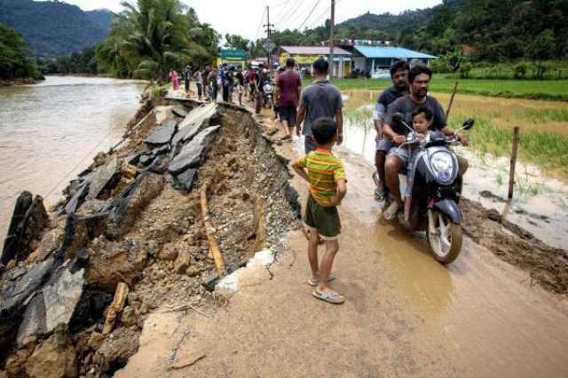 فيضانات وانهيارات أرضية تودي بحياة 37 شخصا بإندونيسيا
