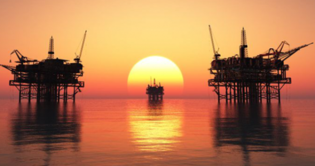 النفط يستقر قرب أعلى مستوى في شهرين وسط توقعات بارتفاع الطلب