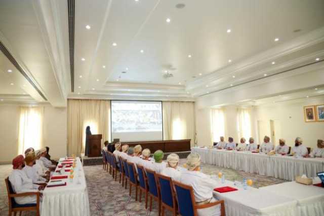 محافظ مسقط يستعرض مع أعضاء مجلس الشورى الخطط والمشاريع التنموية والخدمية
