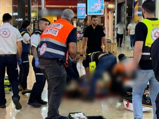 بالفيديو.. إصابة إسرائيليين في عملية طعن بمركز تسوق