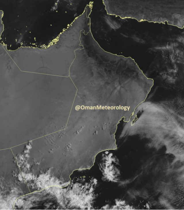 أمطار متفرقة على ظفار وتدفق السحب على بحر العرب