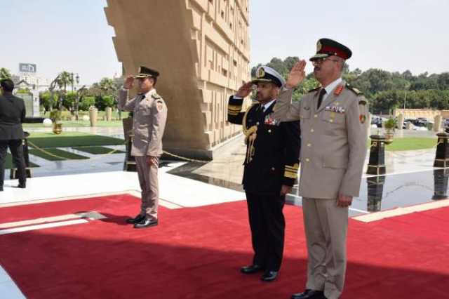 بالصور.. رئيس أركان قوات السلطان المسلحة يبدأ زيارة إلى مصر