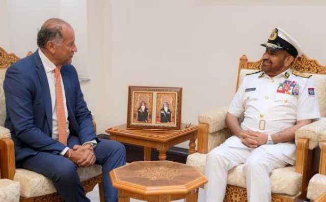رئيس أركان قوات السلطان المسلحة يستعرض مجالات التعاون مع رئيس الاتحاد الدولي للرماية