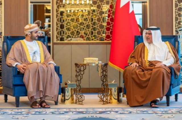 السيد ذي يزن يبحث مع ولي عهد البحرين العلاقات الأخويّة الوطيدة بين البلدين