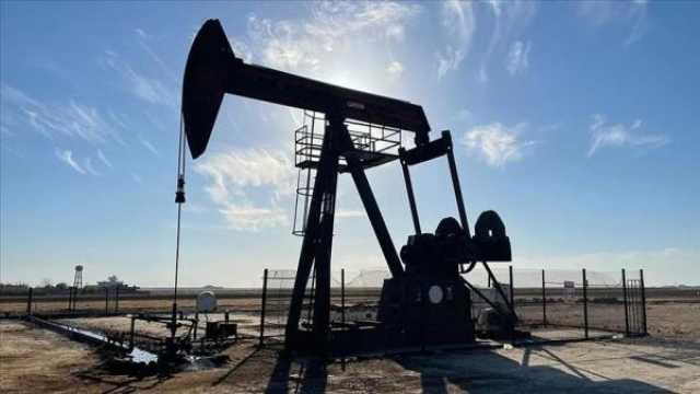 النفط يتراجع بفعل عوامل اقتصادية غير مواتية