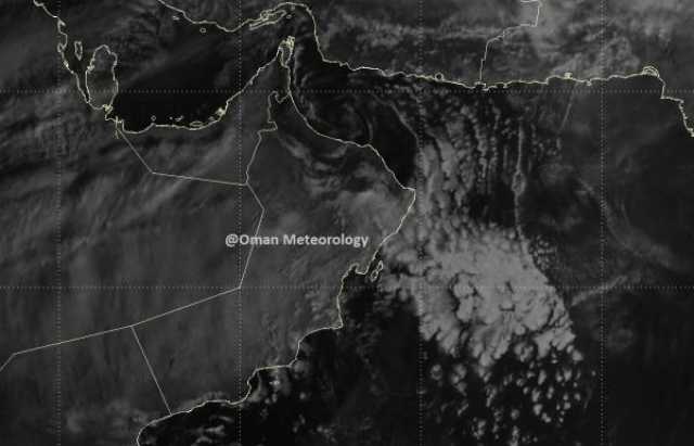 تدفق السحب مع فرص لهطول أمطار على شمال السلطنة