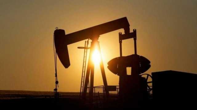 أسعار النفط تتراجع مع تعويض ارتفاع الدولار لمخاطر اضطرابات البحر الأحمر