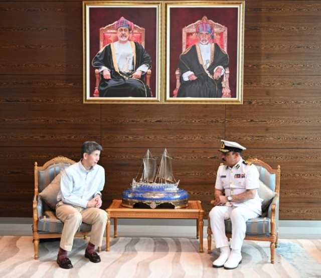 مسؤول عسكري ياباني يصل سلطنة عمان