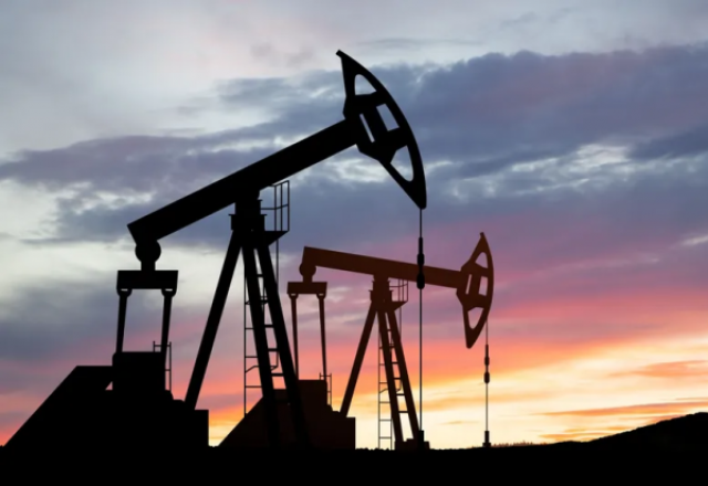 النفط يسجل خسارة أسبوعية مع تراجع الآمال في خفض الفائدة