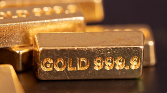 الذهب يفقد بريقه مع صعود الدولار وترقب لقرار 'الفيدرالي'