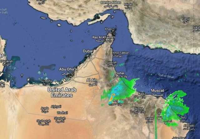 'رادار مسقط' يرصد خلايا رعدية ماطرة على 3 محافظات.. والشرطة تتلقى بلاغًا باحتجاز 3 أشخاص في وادٍ