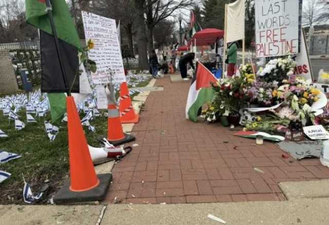 بالصور.. أعلام فلسطين ترفرف حول سفارة الاحتلال بواشنطن