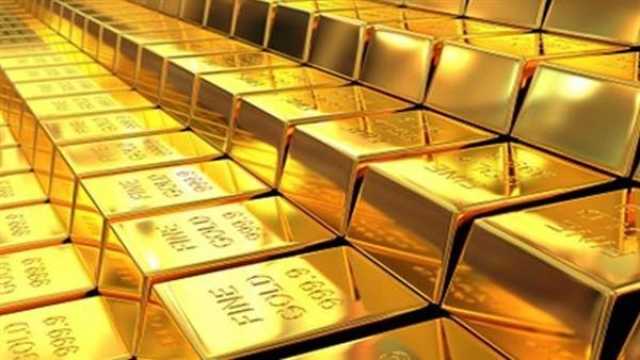 الذهب يتخلى عن ذروة قياسية