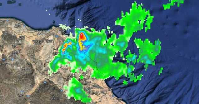 أمطار غزيرة على قريات والعامرات.. وفرص قوية لعموم مسقط