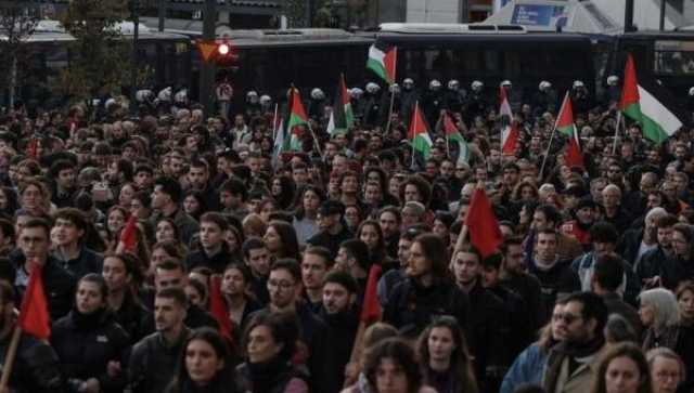 بالفيديو.. آلاف اليونانيين يتظاهرون دعمًا لحرية فلسطين