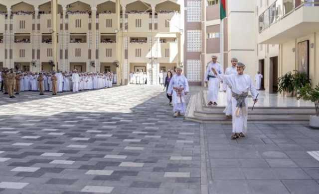 بالصور.. جلالة السلطان يزور مدرسة السُّلطان فيصل بن تركي بالعامرات