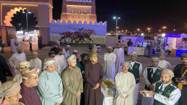 وزير الاقتصاد يزور ركن صندوق الحماية الاجتماعية بـ'مهرجان صحار'