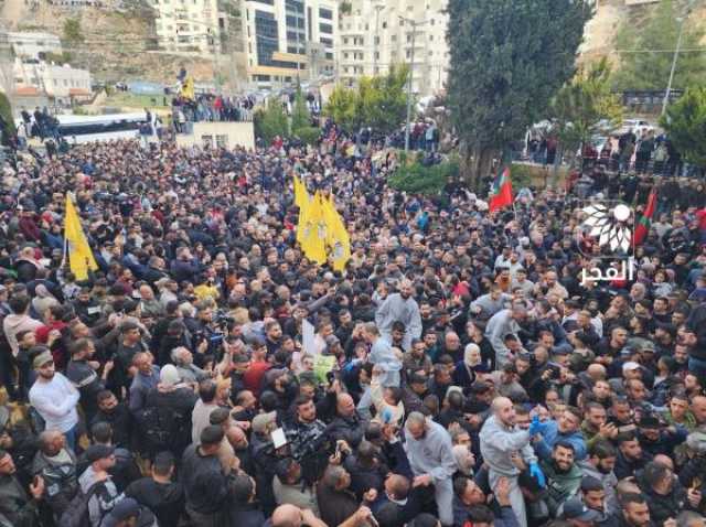 رغم تحذيرات الاحتلال.. مئات الفلسطينيين يحتشدون لاستقبال الأسرى برام الله (فيديو)