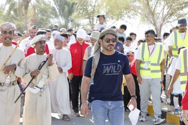 مشاركة مجتمعية واسعة في فعالية المسير الرياضي بولاية الحمراء