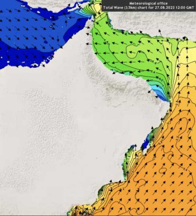 تنبيه بارتفاع موج البحر على سواحل السلطنة