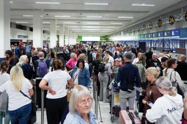 مطارات بريطانيا 'تختنق' إثر أعطال فنية.. ووزير النقل: الأزمة ستستغرق أيامًا