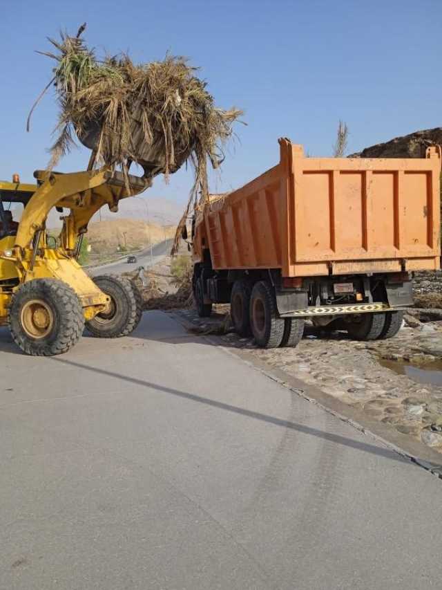 حملات لإزالة مخلفات الأودية عن طرق دماء والطائيين