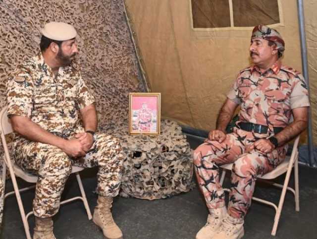 قائد الجيش السلطاني يستقبل مسوؤلًا عسكريًا بحرينيًا