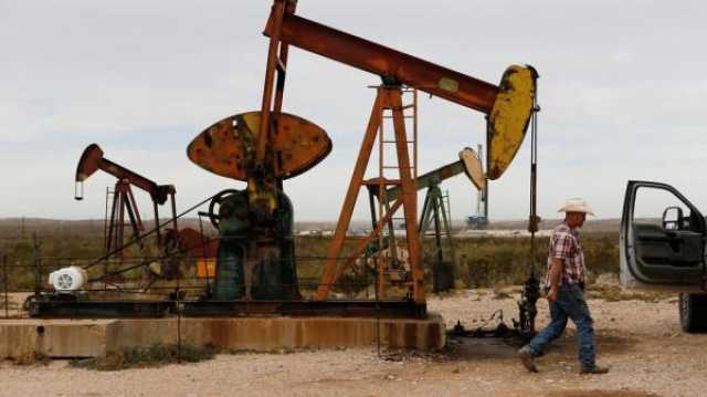 النفط يسجل خسارة أسبوعية مع تراجع الآمال في خفض الفائدة على المدى القريب