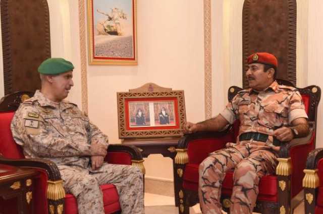 رئيس الأركان يبحث الموضوعات العسكرية مع قائد 'درع الجزيرة'