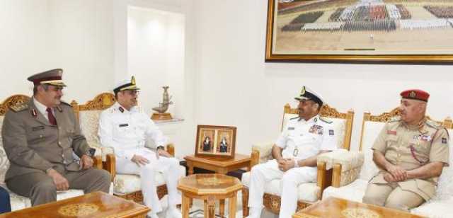 رئيس أركان قوات السلطان المسلحة يستقبل وفدًا عسكريًا قطريًا