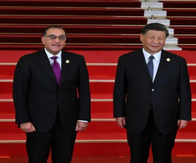شي جين بينج مع رئيس الوزراء المصري: سنتعاون مع مصر لتعزيز استقرار الشرق الأوسط.