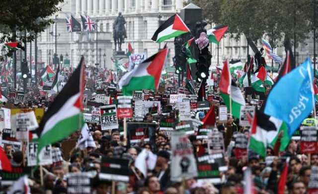 شاهد.. أكثر من 100 ألف متظاهر يشاركون في مسيرة مؤيدة للفلسطينيين في لندن
