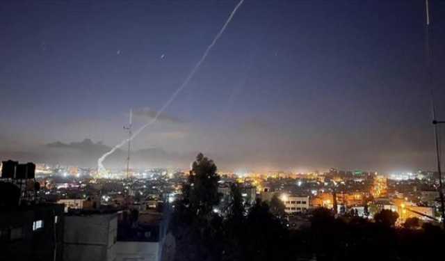 إصابة 4 إسرائيليين بعد إطلاق أكثر من 100 صاروخ من قطاع غزة