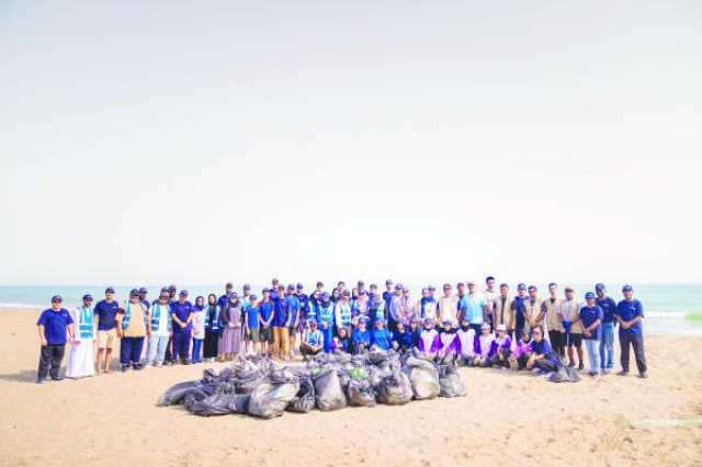 'أومينفست' تنفذ مبادرة لتنظيف الشواطئ احتفالًا بيوم البيئة العربي