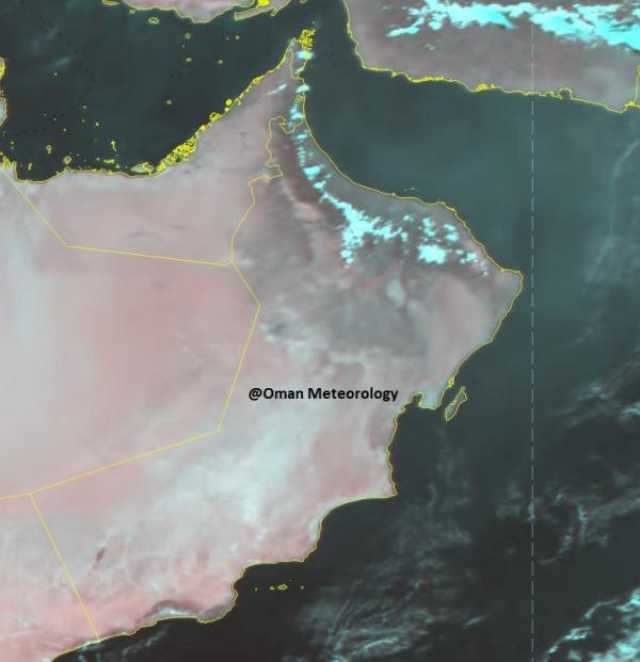 استمرار تشكل السحب الركامية على جبال الحجر وهطول أمطار متفرقة