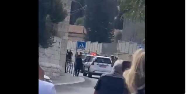 بالفيديو.. استشهاد فلسطيني إثر تنفيذ عملية طعن في القدس المحتلة