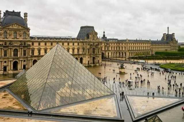 بالفيديو.. إغلاق متحف اللوفر في باريس 'لأسباب أمنية'