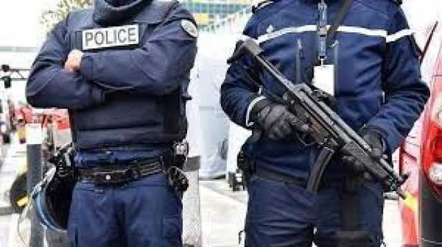 الشرطة تطلق النار على امرأة ترتدي الحجاب في محطة مترو باريس