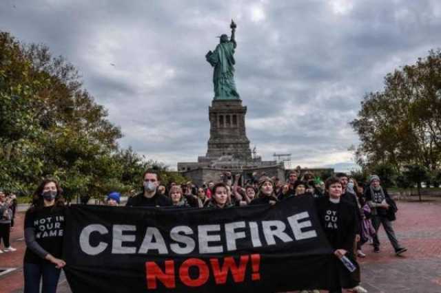 احتجاجات أمام تمثال الحرية في نيويورك للمطالبة بوقف القتال في غزة