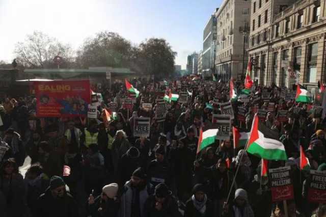بالفيديو والصور.. عشرات الألوف يشاركون في مسيرة مؤيدة للفلسطينيين بوسط لندن