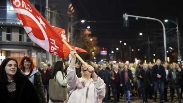 الآلاف يحتجون على نتيجة الانتخابات في صربيا.. وروسيا تعلق