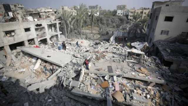 الاحتلال يشن هجمات دامية بغزة ويقصف مستشفى في خان يونس