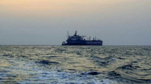 بعد محاصرتها بـ 12 قاربا.. سفينة تواصل رحلتها بعد محاولة الاستيلاء عليها بالقرب من السواحل اليمنية