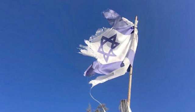 إجبار النساء والمدنيين على تقبيل العلم الإسرائيلي للانتشاء بلذة 'الانتصار الكاذب'