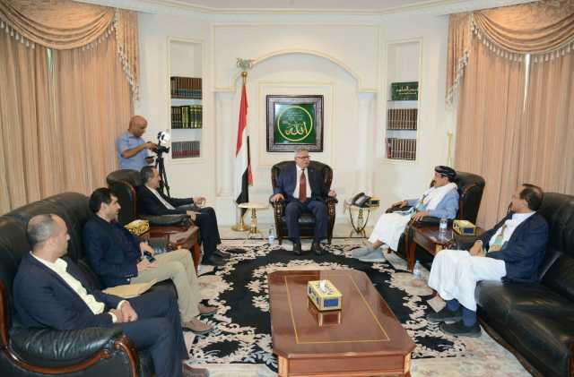 رئيس الوزراء يلتقي الشخصية القبلية محمد بن يحيى الرويشان