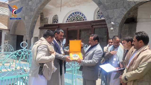 محافظ صنعاء يتسلم درع وشهادة تقدير للمحافظة كأفضل بيئة يمنية