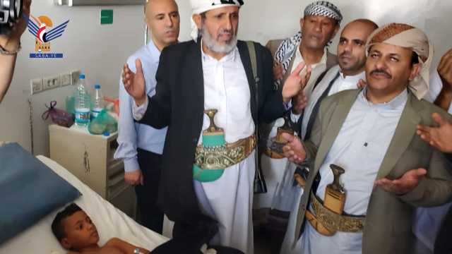 نائب رئيس مجلس الشورى يزور جرحى جريمة العدوان في مقبنه