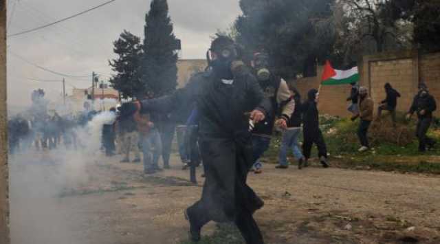 إصابة عشرات الفلسطينيين جراء قمع قوات العدو لمسيرتين في قلقيلية ونابلس