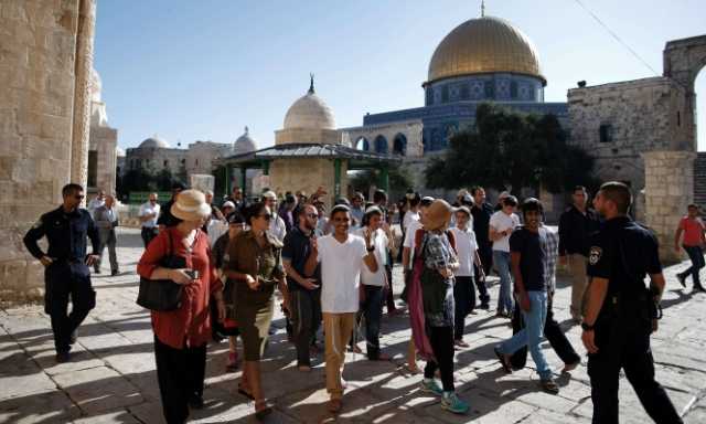 مستوطنون يقتحمون المسجد الأقصى بحراسة مشددة من العدو الصهيوني