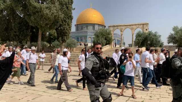 قطعان المستوطنين يقتحمون باحات الأقصى بحماية من شرطة العدو الصهيوني